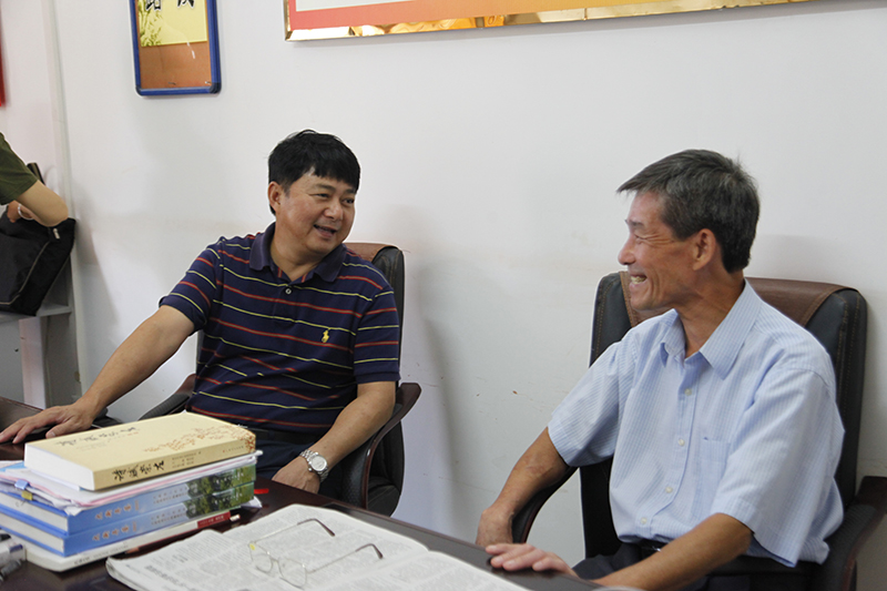 ����������һ��ǰϦο���ϵ�Ա 